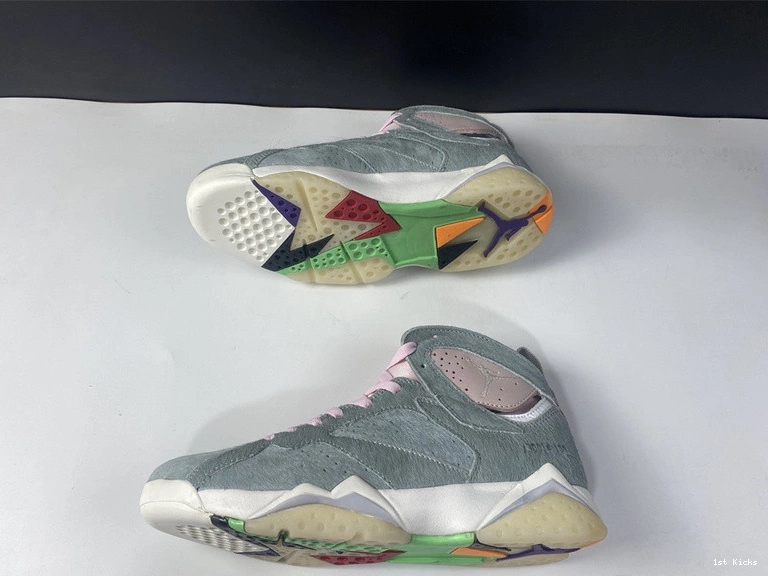 Neutral CT8528-002 - Grey 7 Retro Jordan 0209